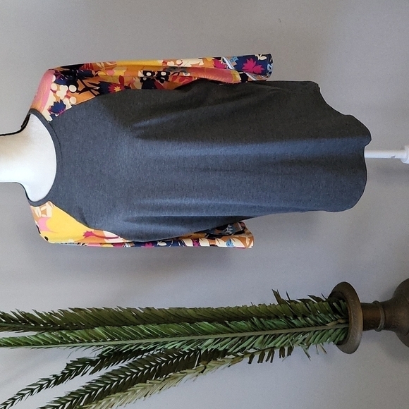 LuLaRoe Randy gray raglan tee with multicolored floral print NWOT - Picture 1 of 10